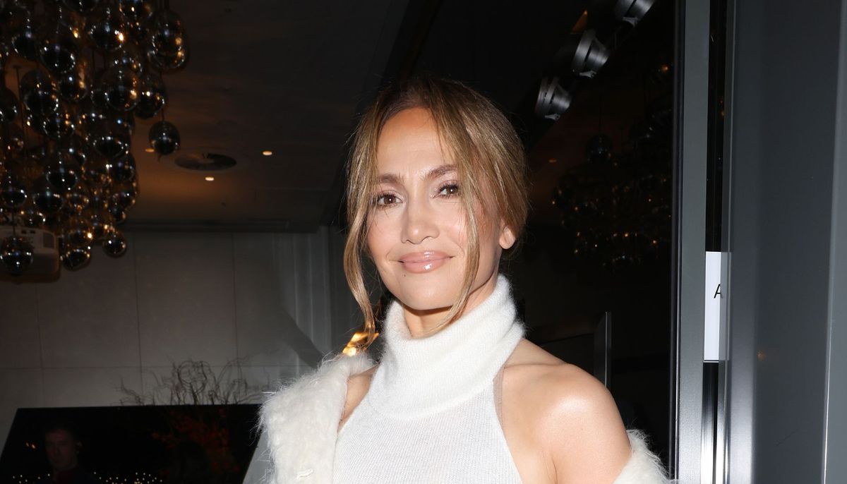 Jennifer Lopez abandonne les nuances sombres dans un luxueux look blanc d'hiver que nous nous empressons de recréer