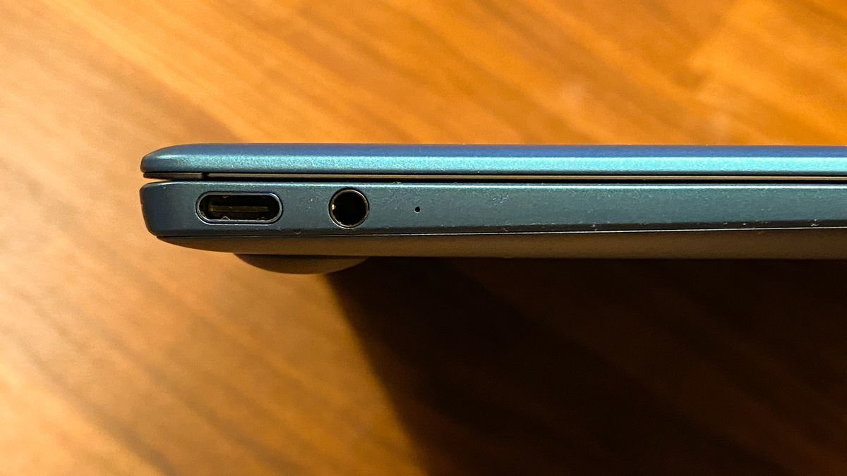 P&aring; ena sidan hittar du en USB-C och h&ouml;rlursuttag.
