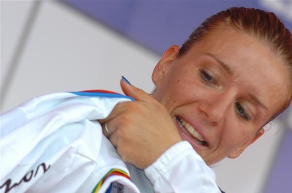 Tatiana Guderzo (Italy) dons her rainbow jersey.