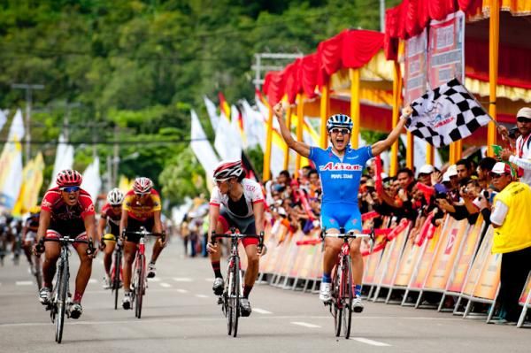 Nakajima Yasuharu (Aisan Racing Team) wins sixth stage