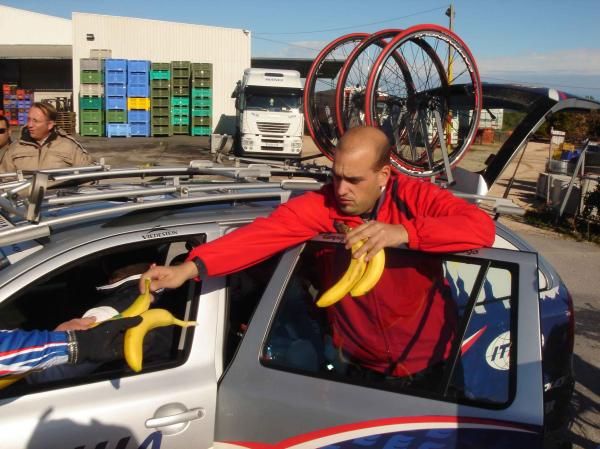 A soigneur dishes out the bananas on a training ride.