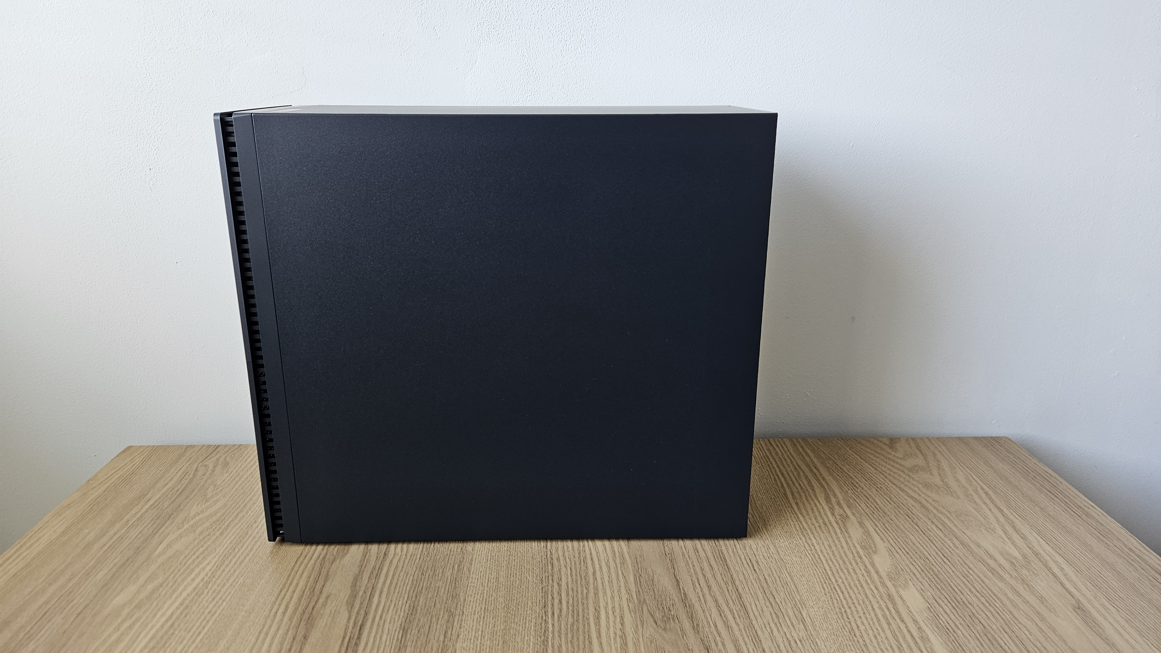 The Dell Tower Plus EBT2250 on a desk