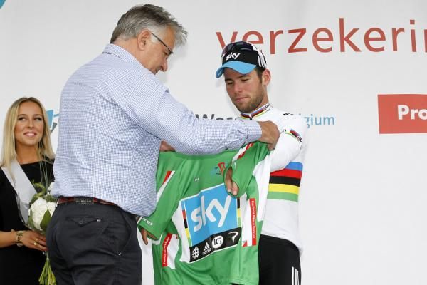 Mark Cavendish (Sky) dons the points jersey