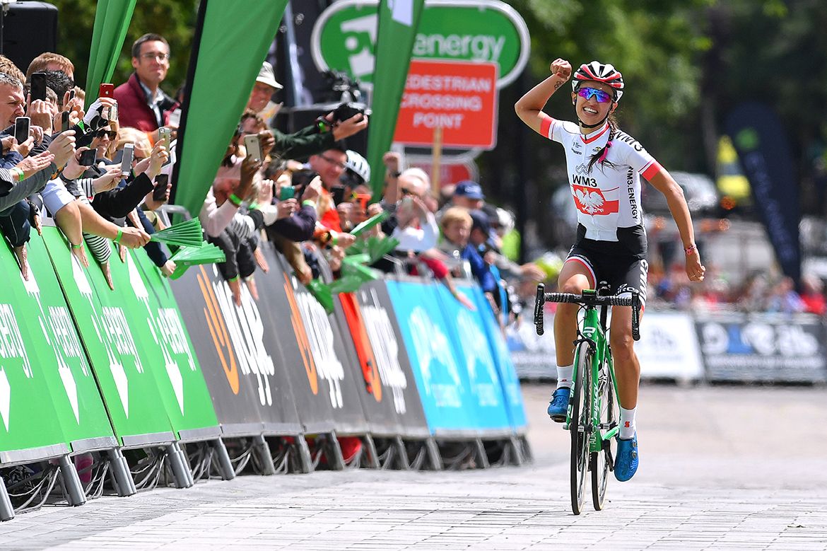 Kasia Niewiadoma celebrates her win on stage 1