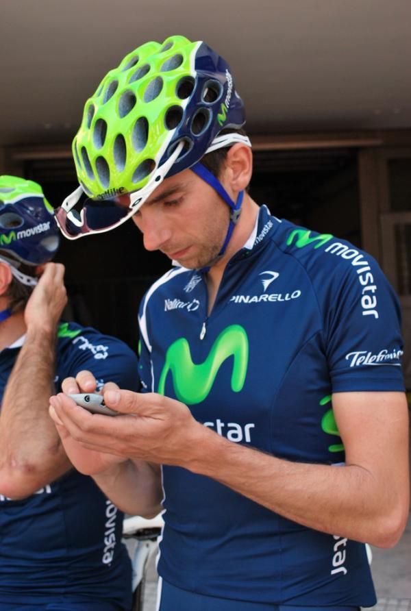Xavier Tondo (Movistar) checking his cell phone