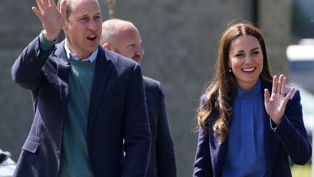 Britain&#039;s Prince William, Duke of Cambridge (L) and his wife Britain&#039;s Catherine, Duchess of Cambridge visit the Wheatley Group in Glasgow, on May 11, 2022, to hear about the challenges of homelessness in Scotland