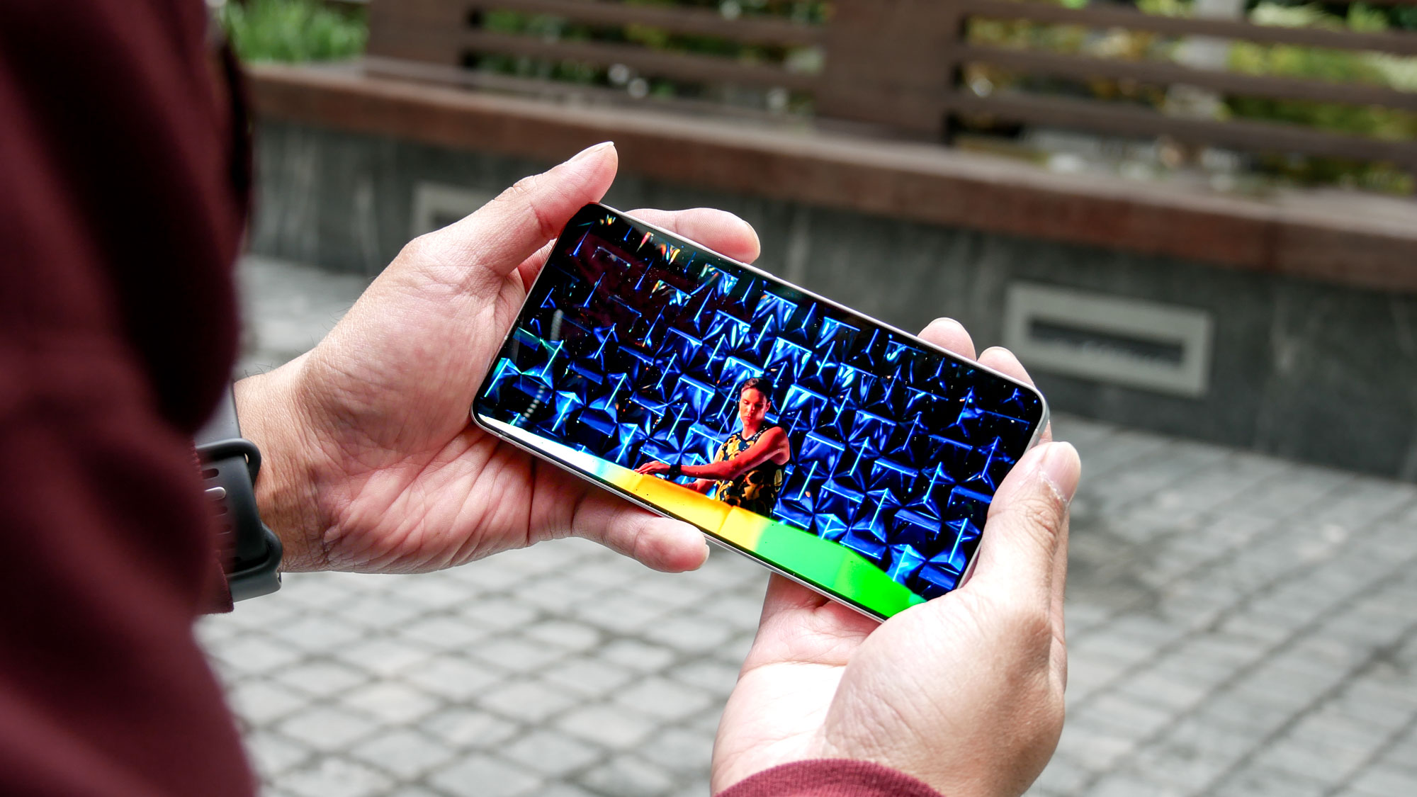 Samsung Galaxy S25 Edge playing a video.