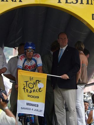 Prince Albert of Monaco with the day's first starter, Kenny Van Hummel (Skil-Shimano).