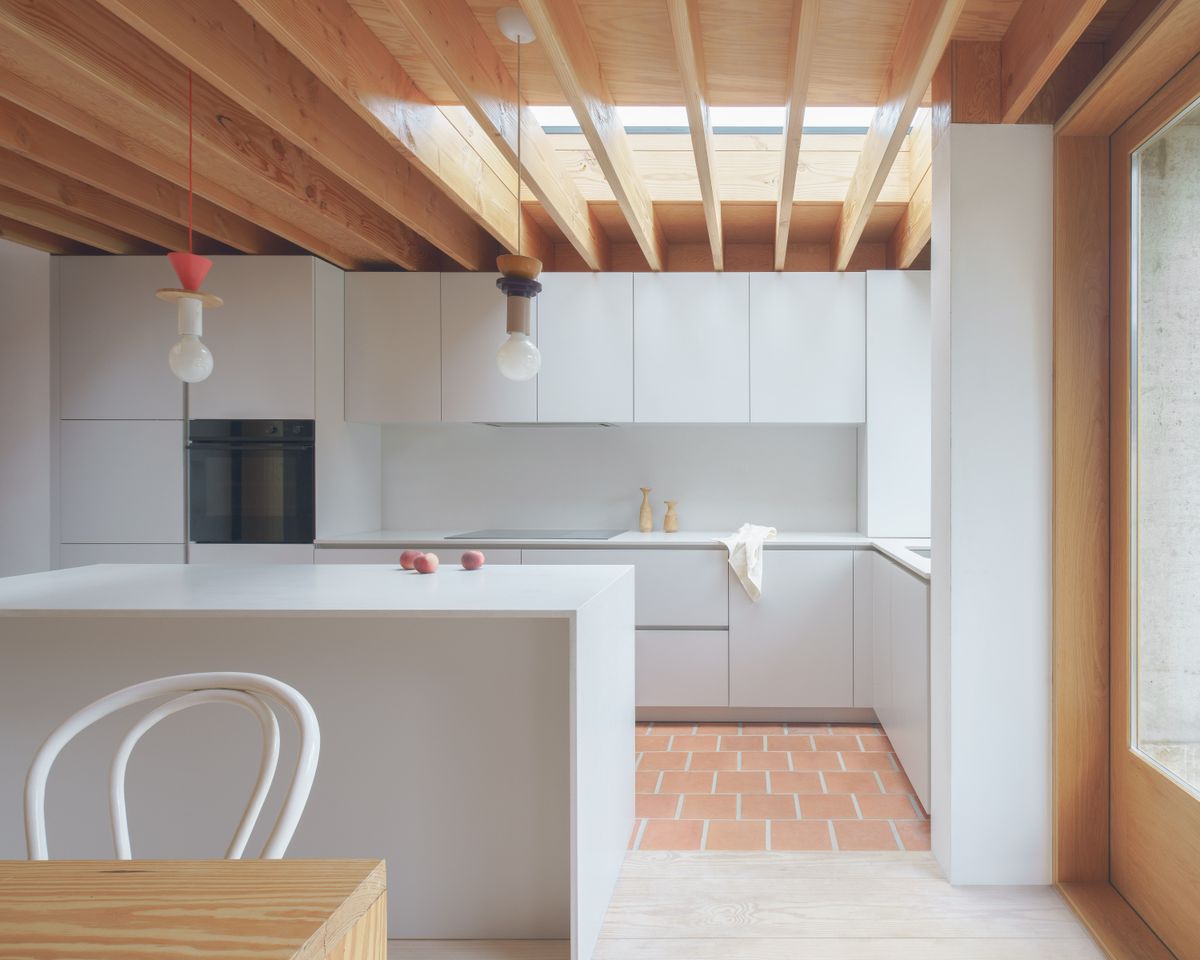 Des touches décoratives astucieuses montrent à quel point le minimalisme peut être chaleureux dans cette maison d'architecte apaisante