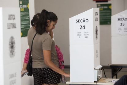 A Brazilian woman votes
