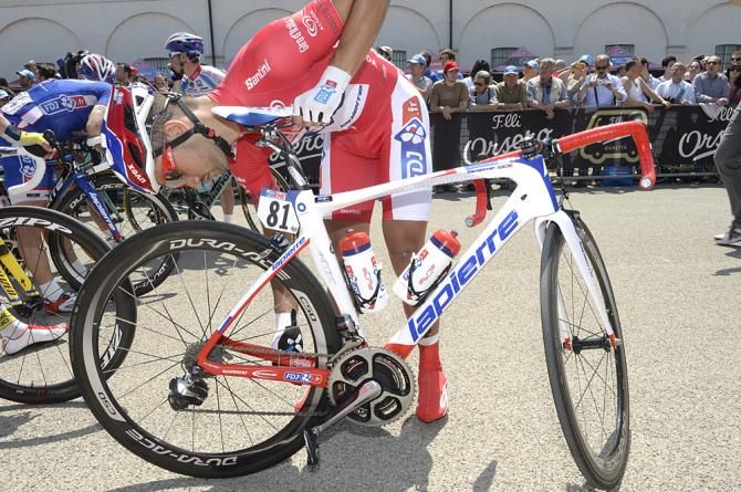 Nacer Bouhanni (FDJ) makes sure is bike is ready to go at the start of Stage 10