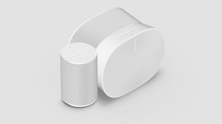 Sonos Era 100 und 300 auf grauem Hintergrund