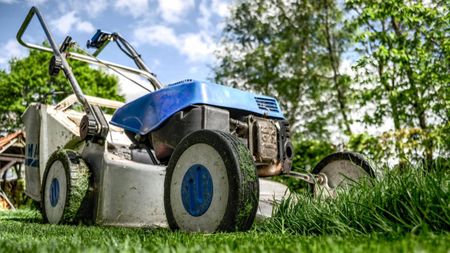 How to clean a lawn mower