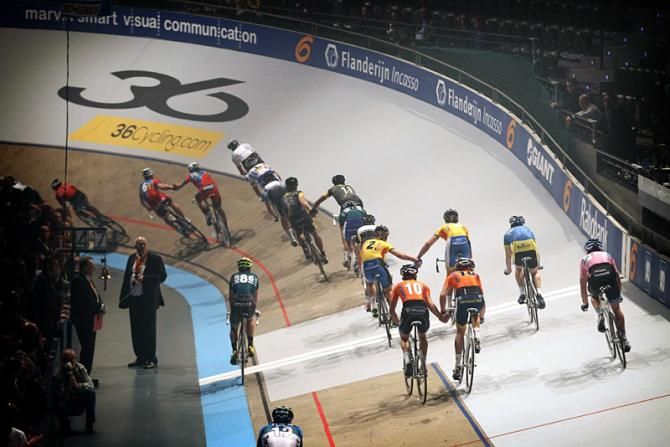 The elite men's field in full flight during a Madison at the Rotterdam Six