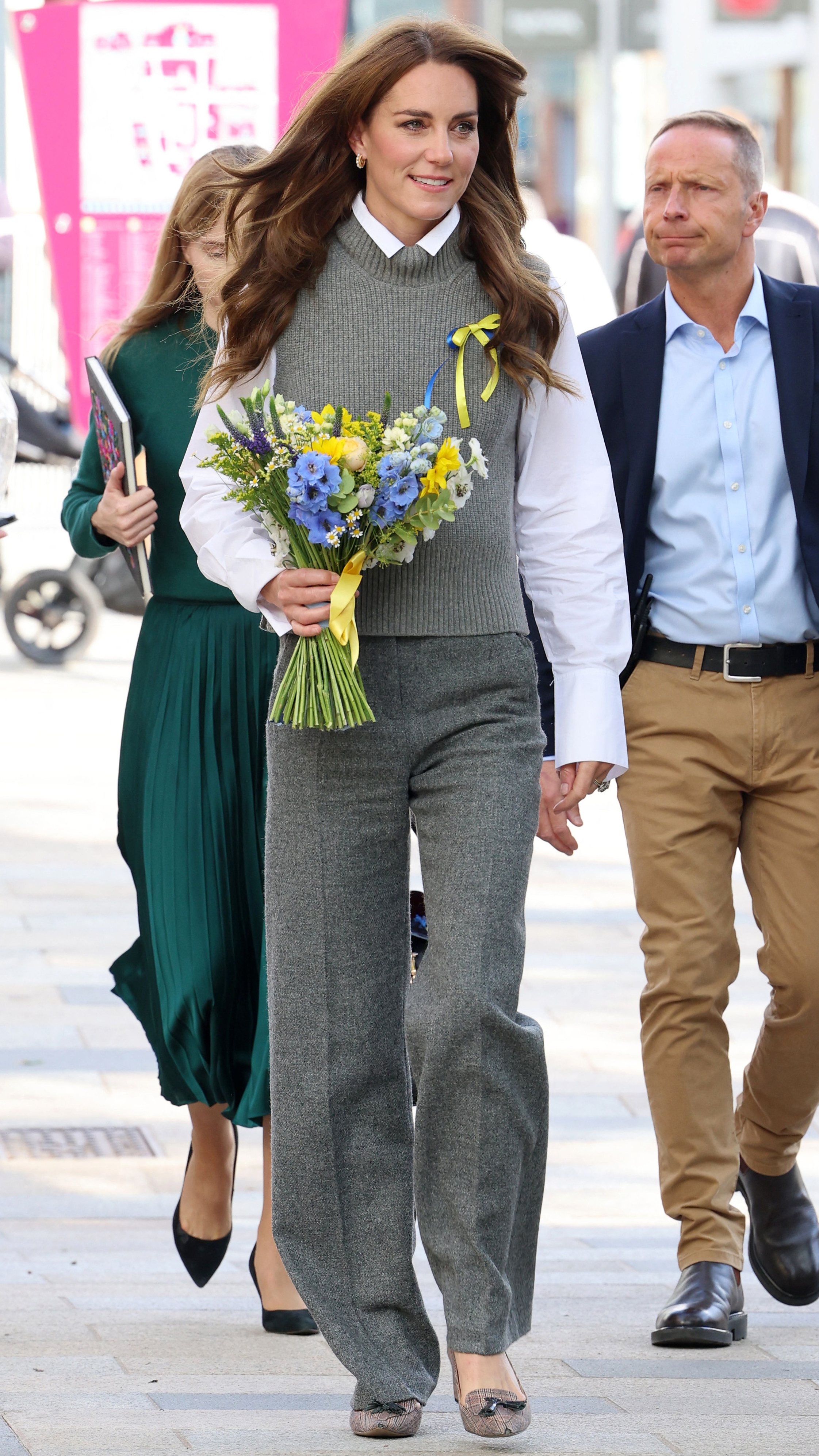 Catherine, Princess of Wales carries a bouquet of flowers as she leaves after visiting the Vsi Razom Community Hub in the Lexicon shopping centre in Bracknell, on October 4, 2023