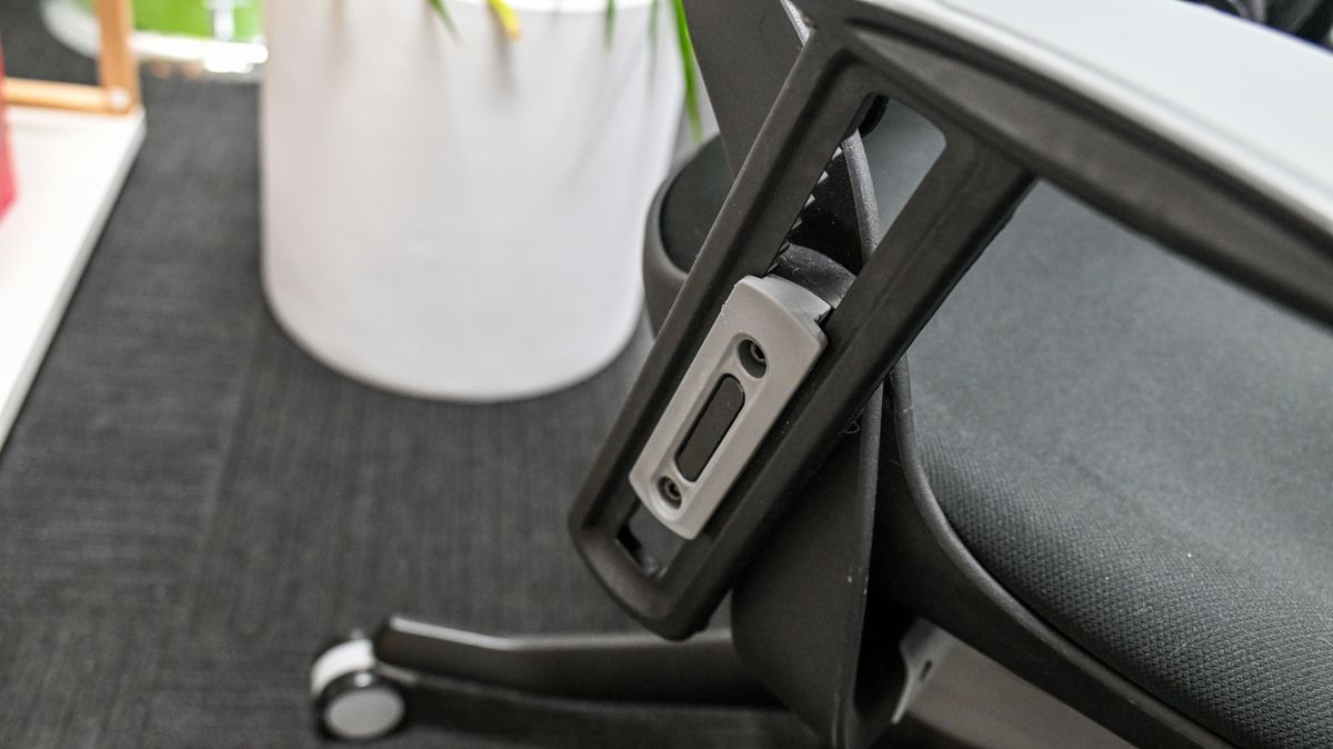 Desky Pro Plus Ergonomic Chair arm rest height adjustment mechanism