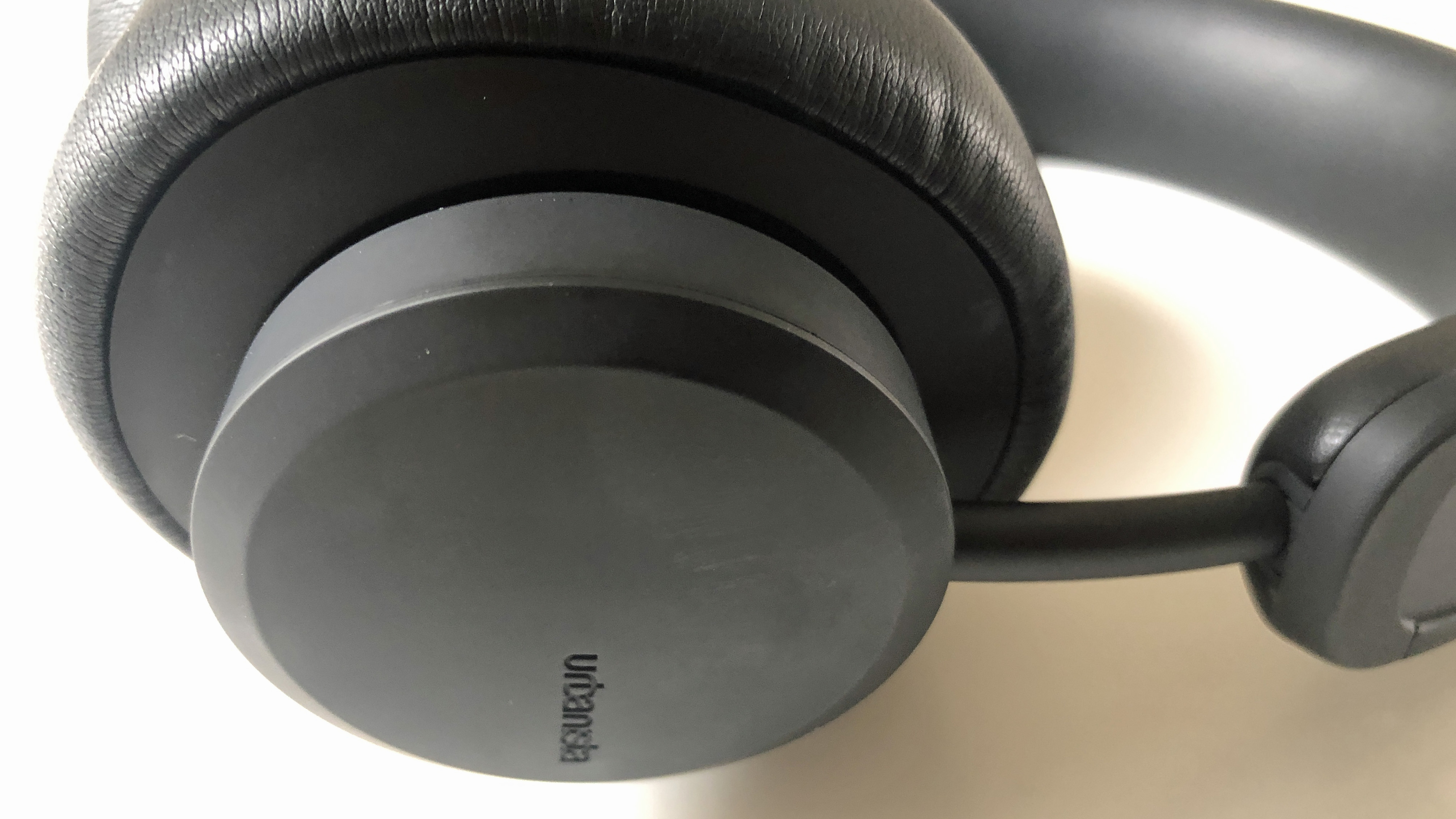 the earcups on the urbanista los angeles headphones