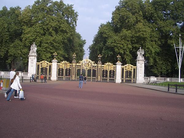 The ornate Gates of Green Park, across the road from the Palace