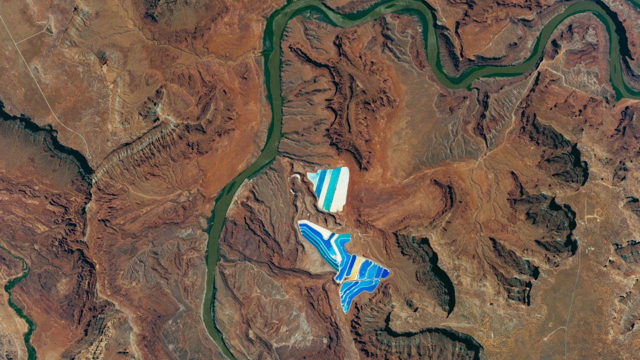  Bright-blue potash ponds shine alongside a dark-green river in Utah &mdash; Earth from space 