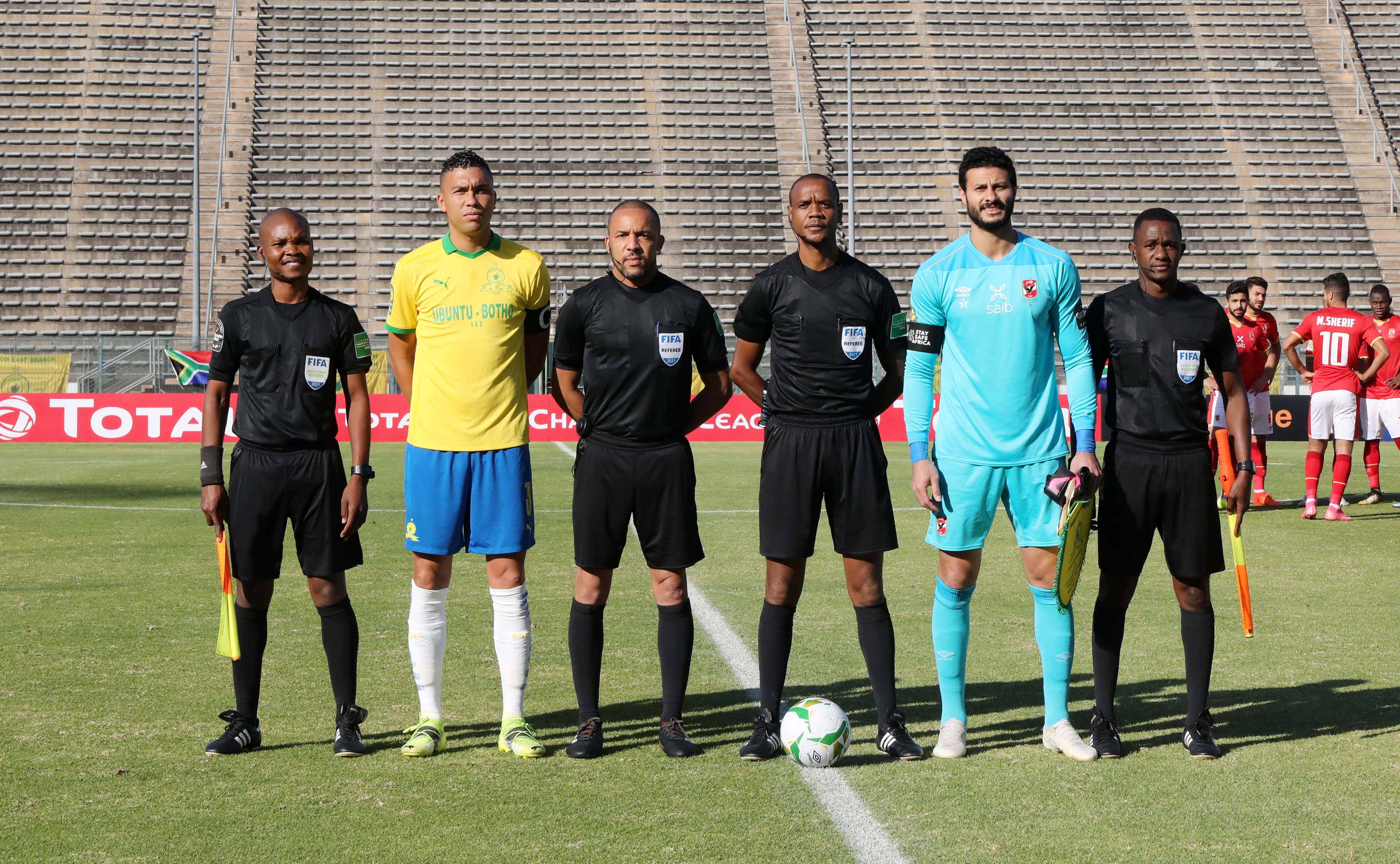 Ricardo Nascimento of Mamelodi Sundowns and Mohamed El Shenawy of Al Ahly