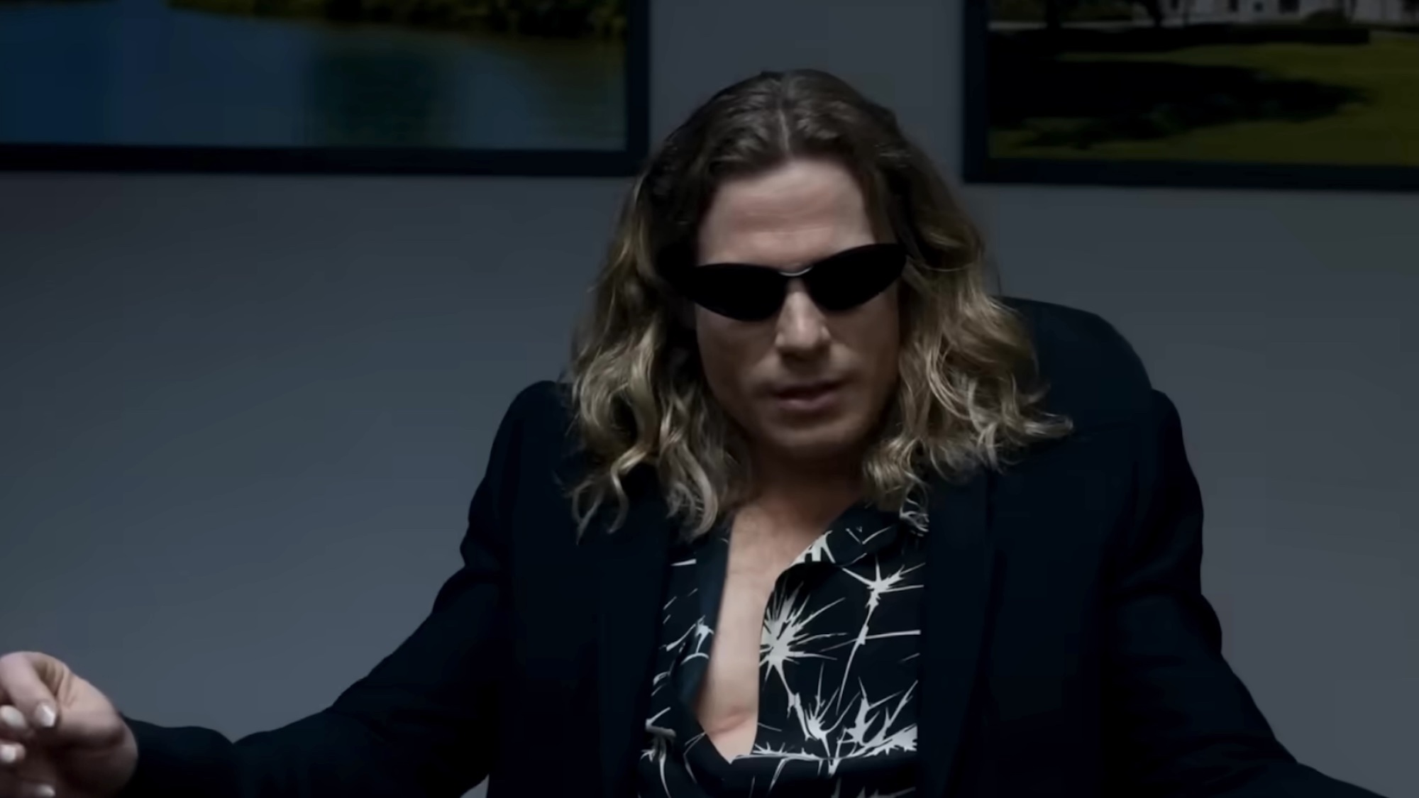 Lestat wearing sunglasses during an interview in Season 3. 