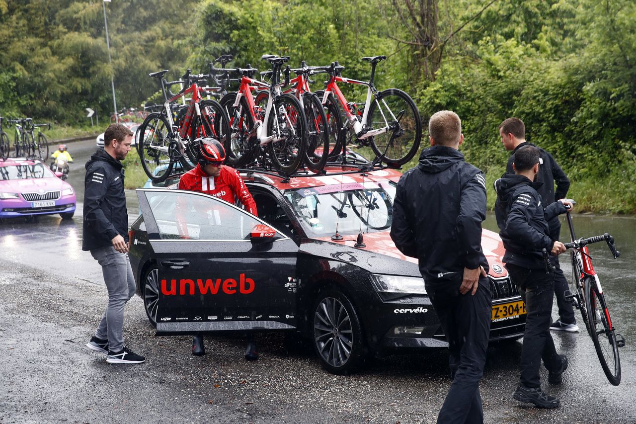 Tom Dumoulin climbs into the Sunweb team car