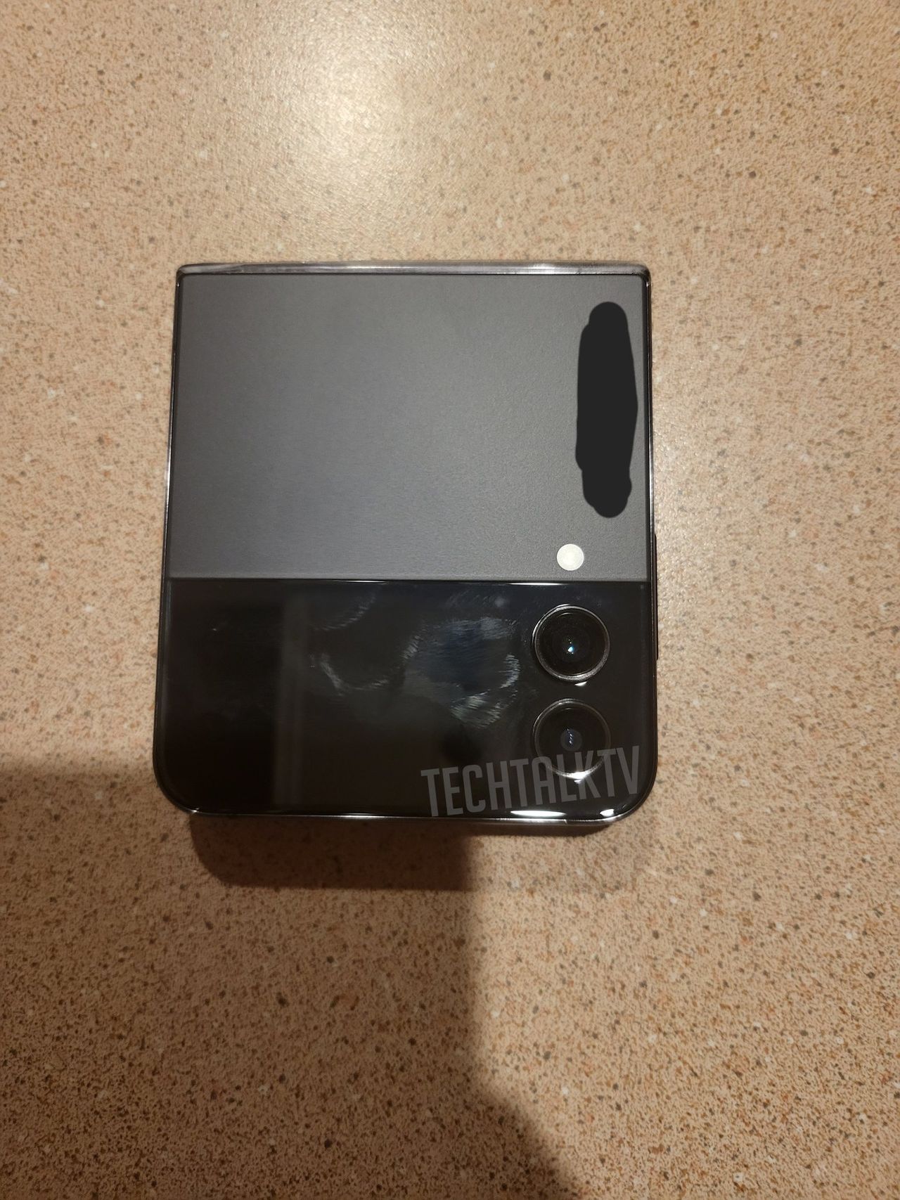 Live images of the Galaxy Z Flip 4 in its folded and unfolded form