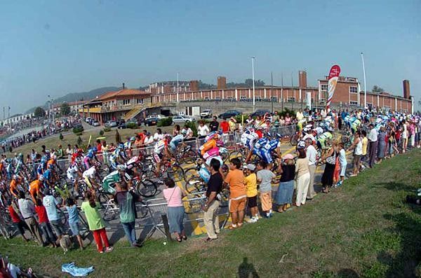 The peloton rolling out for stage 11