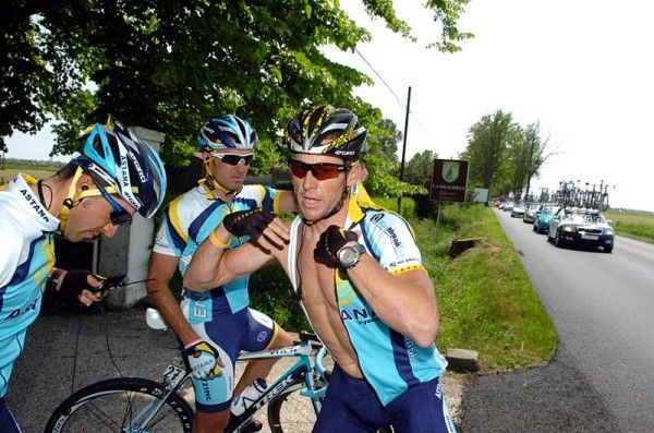 Lance Armstrong (Astana) stops
