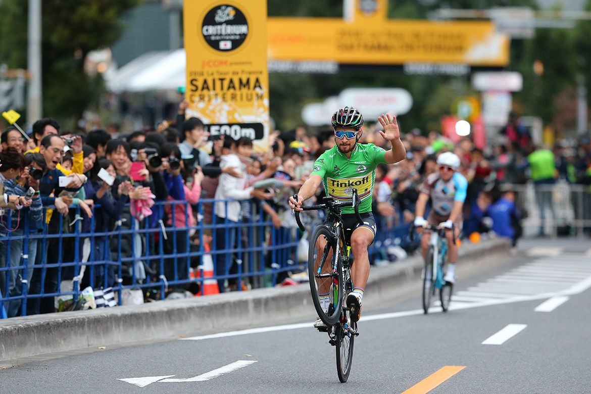 Peter Sagan pulls a wheelie for the fans