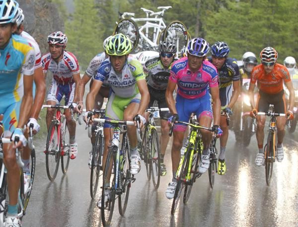 Vicenzo Nibali (Liquigas) leads the chase for Contador