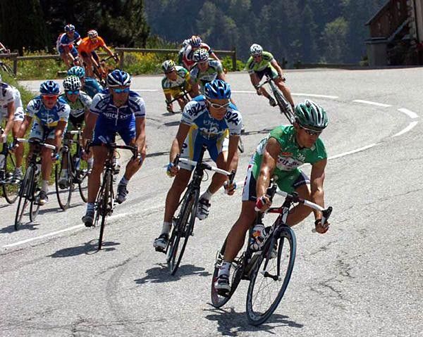 Robbie McEwen (Davitamon) leads a group on a twisty descent