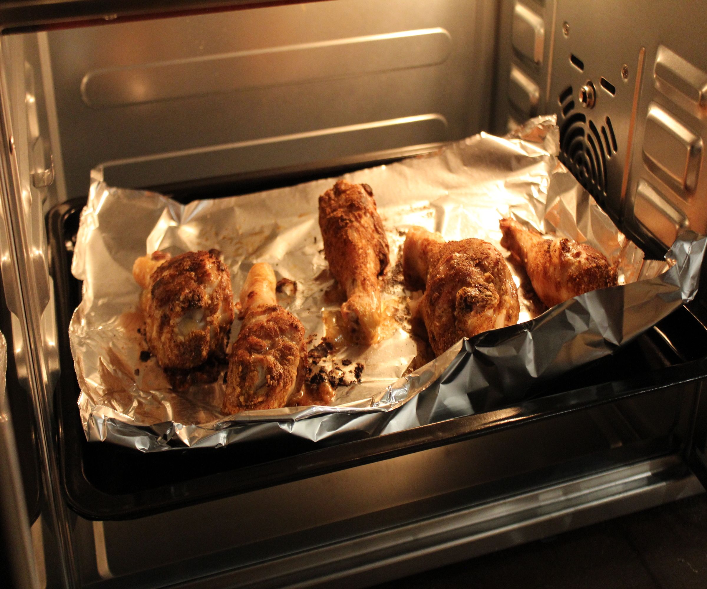 Making chicken drumsticks in the Elite Gourmet French Door Convection Toaster Oven