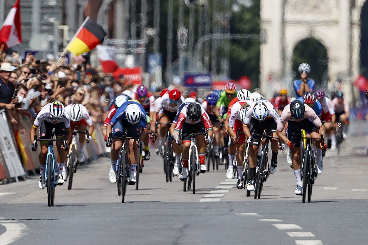 European Championships Munich 2022 - 2022 UEC Road Elite European Championships - Women's Road Race - 21/08/2022 - Lorena Wiebes (NED) - Elisa Balsamo (ITA) - Rachele Barbieri (ITA) - photo Ivan Benedetto/UEC/SprintCyclingAgency&Acirc;&copy;2022