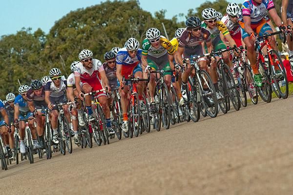 The peloton on the short and fast 1.1 kilometre curcuit in Paynesville.