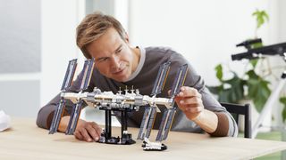 Best Lego space Set - man builds Lego set