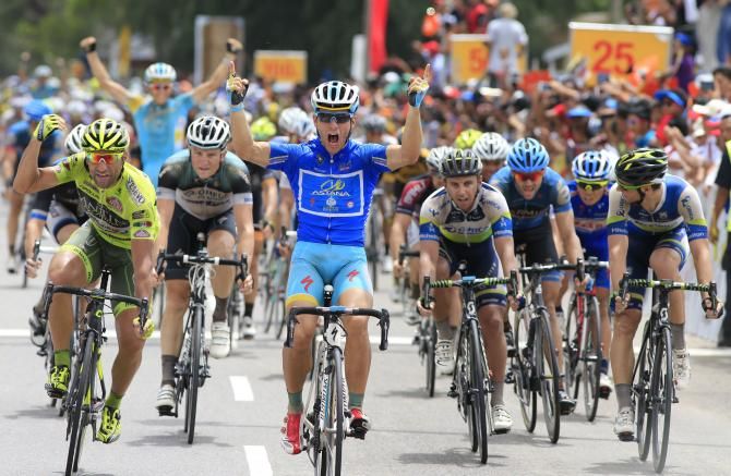 Andrea Guardini (Astana) beats a frustrated Francesco Chicchi (Vini Fantini) to the line
