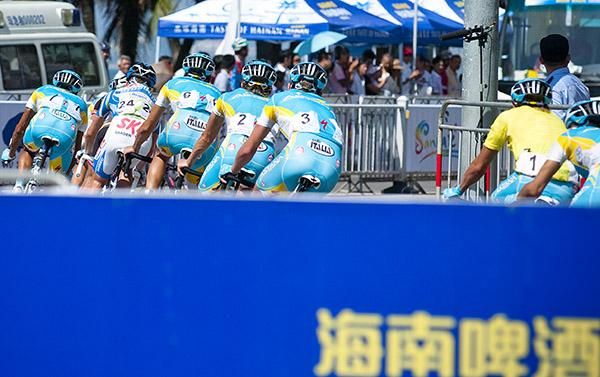 The aqua and yellow of Astana driving the peloton.