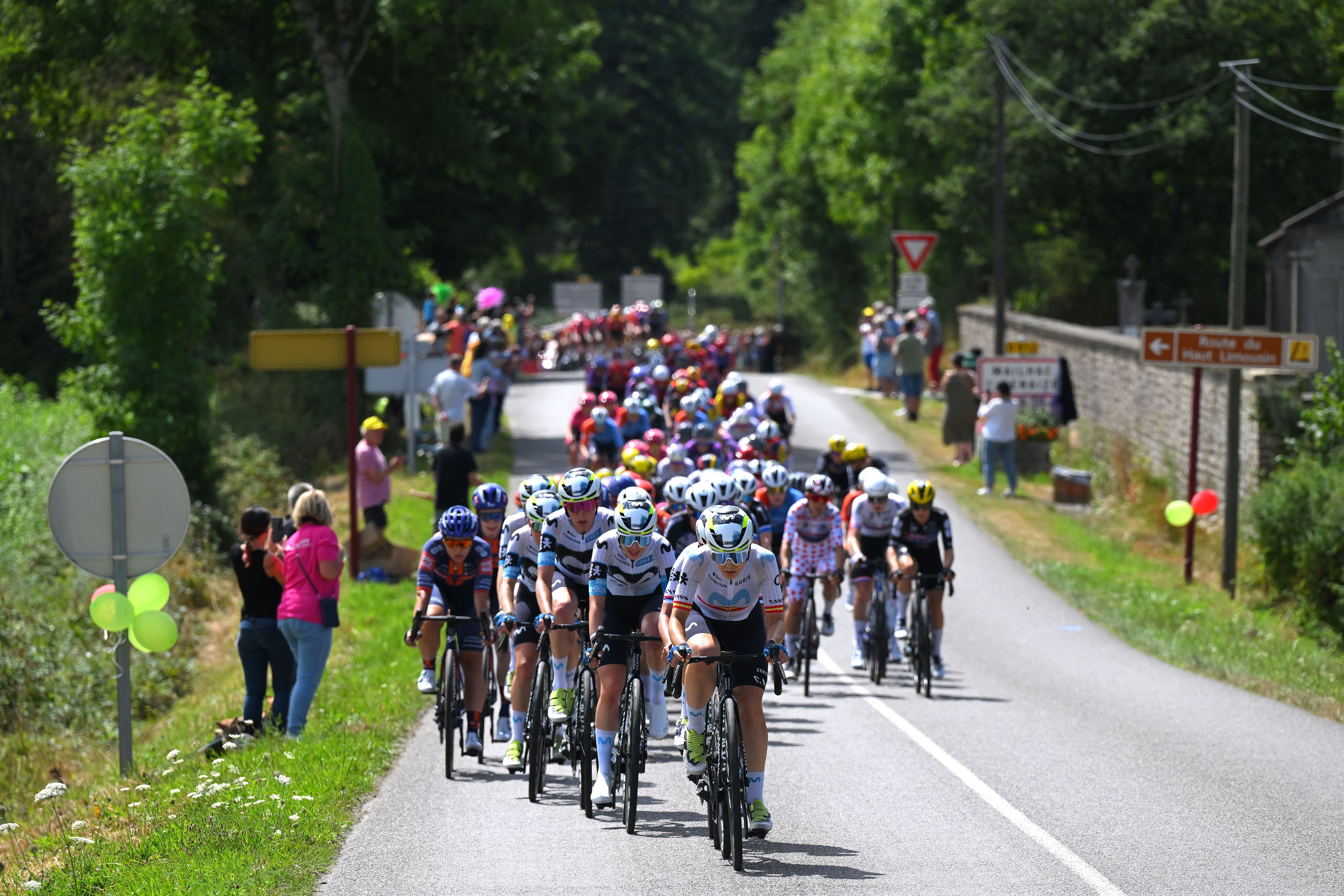 Movistar leading the peloton on stage 5 of the Tour de France Femmes 2025.