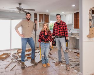 jennifer jason leigh and the property brothers on celebrity IOU