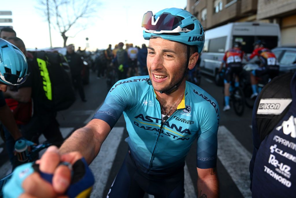 Simone Velasco earns surprise win in Italian elite men's road race ...