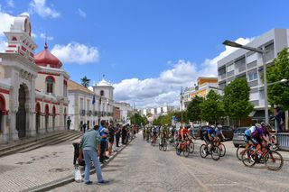 ALTO DO MALHO LOUL PORTUGAL MEI 09 Peloton melewati desa Loul selama 47th Volta Ao Algarve 2021 Stage 5 a 1701km stage dari Albufeira ke Alto do Malho 510m Loul Landscape Fans Public VoltAlgarve VAlgarve2021 pada 09 Mei 2021 di Alto do Malho Loul Portugal. Getty Images Luke Clayson