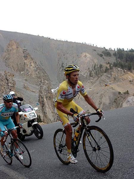 Simoni leads.