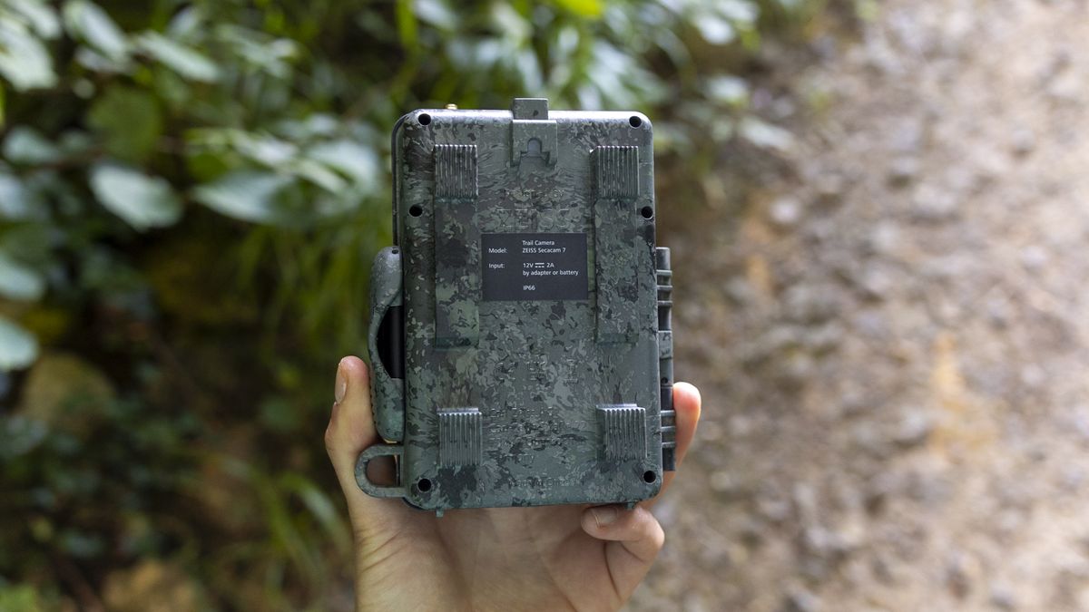 Hands-on image of the Zeiss Secacam 7