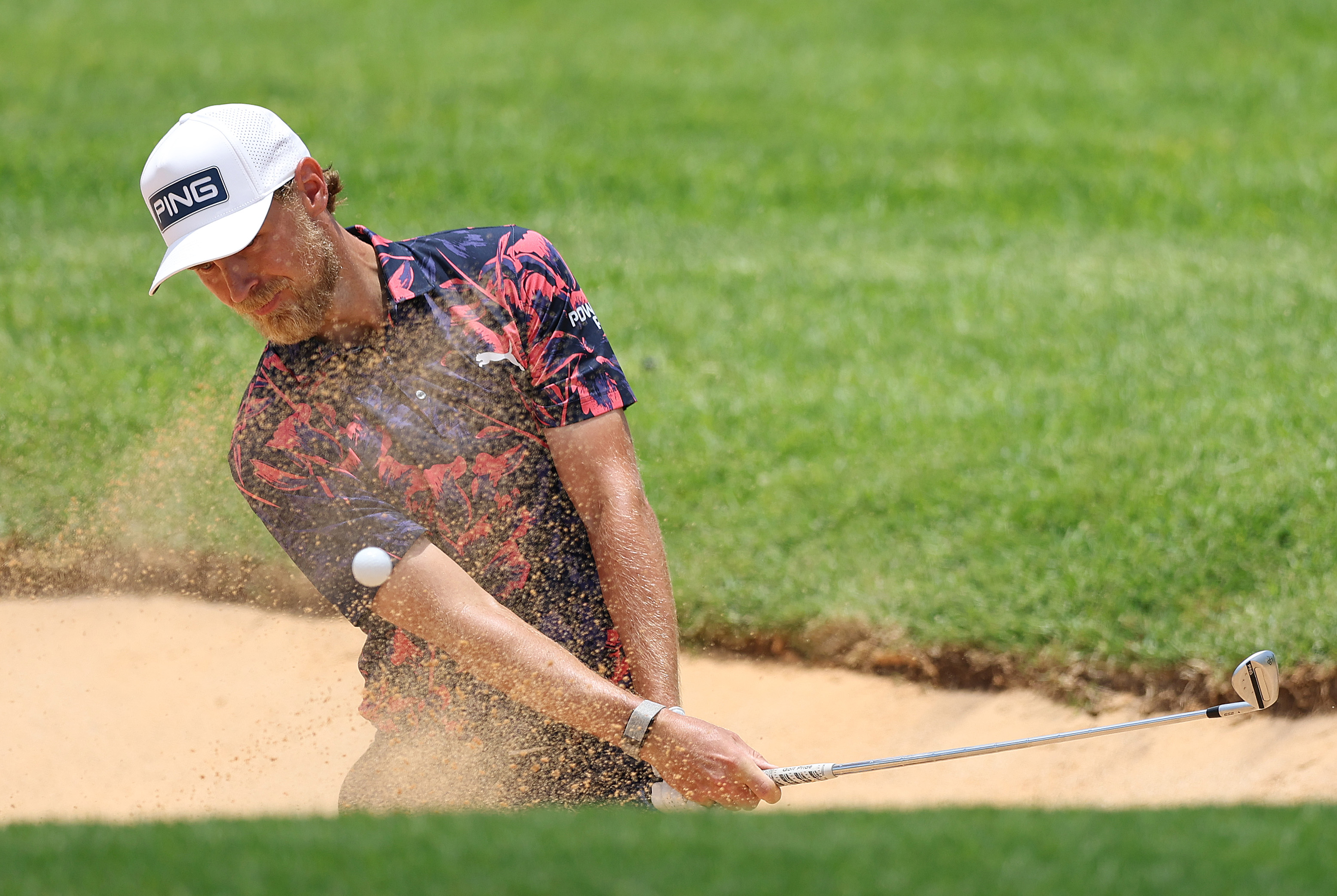 Kristoffer Reitan hits a bunker shot