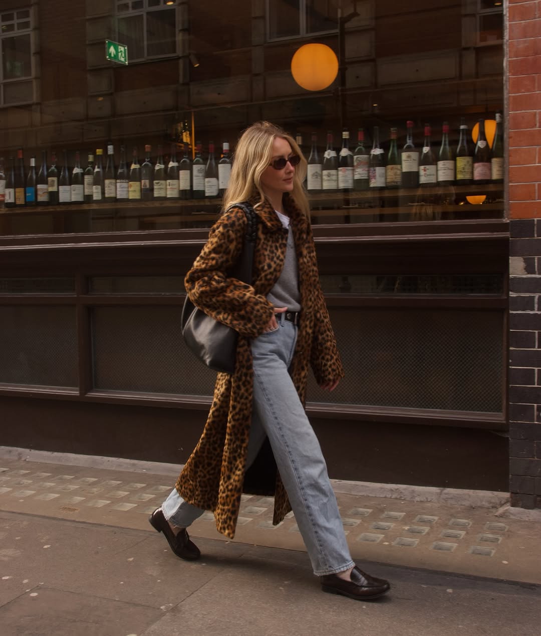 woman wearing spring jacket trend with jeans 2026