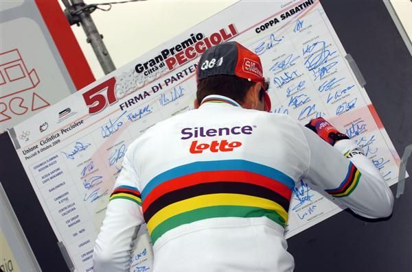 Cadel Evans (Silence-Lotto) signs on for his first race as World Champion.