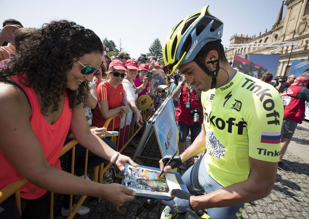 Alberto Contador (Tinkoff) signs an autograph