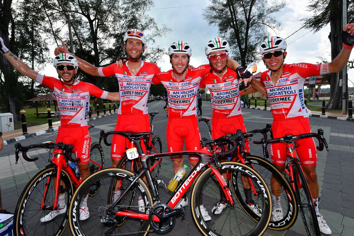 The winning Androni Giocattoli-Sidermec team pose for a photo