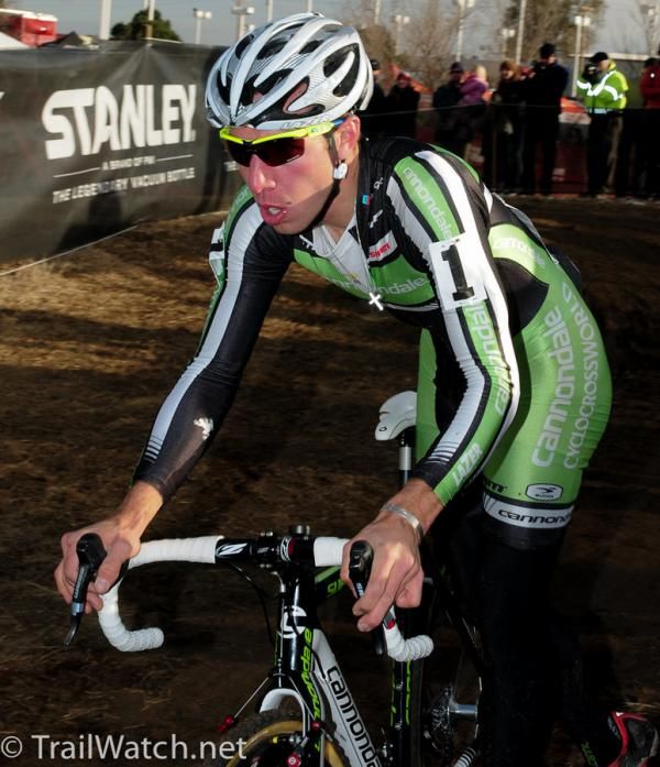 Jeremy Powers (Cannondale/ Cyclocrossworld.com) chasing Trebon early in the race.